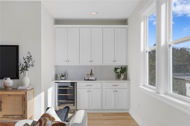 Building Photo - 208 W Frances Ave