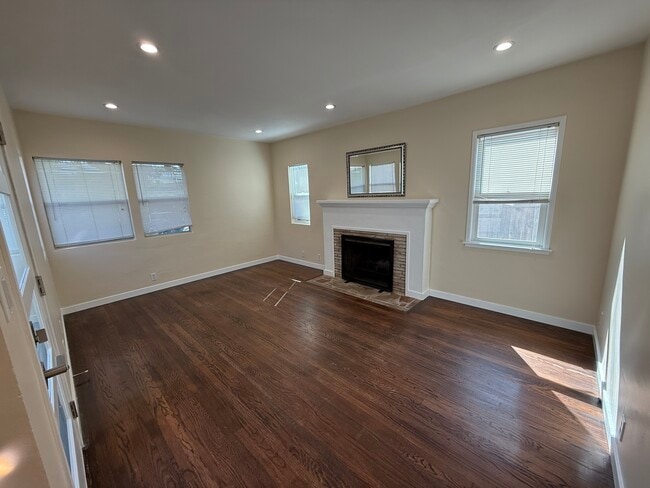 Building Photo - 431 N Catalina St