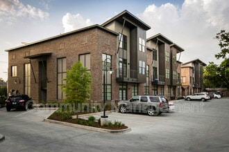 Building Photo - 333 E Boyd Dr