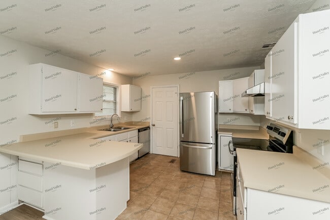 Building Photo - 645 Sunset Dr