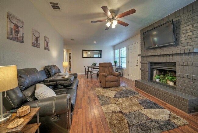 Primary Photo - 1004 Hyridge St