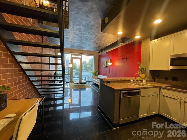 Building Photo - 710 W Trade St