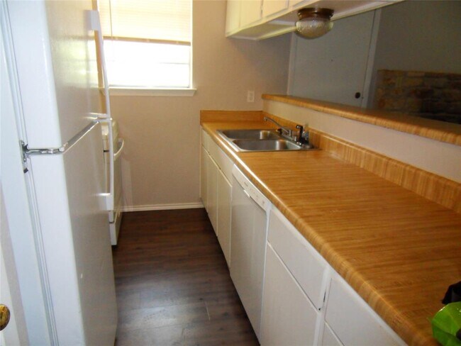 Building Photo - 811 Sirocco Dr