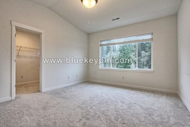 Building Photo - 3 Bed, 2.5 Bath Townhome in Near WSU and L...