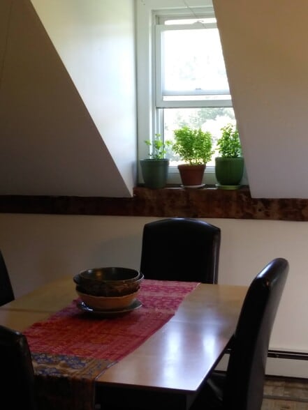 Eat-in Kitchen - 5342 Main Rd