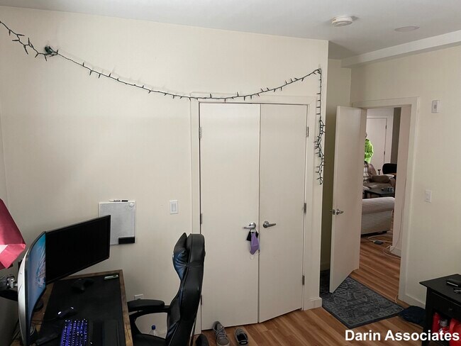 Building Photo - 37 Day St