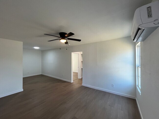 Building Photo - One Bedroom One Bath with Washer and Dryer Included