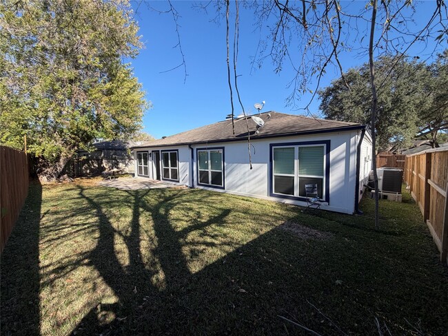 Building Photo - 2218 Round Lake Dr