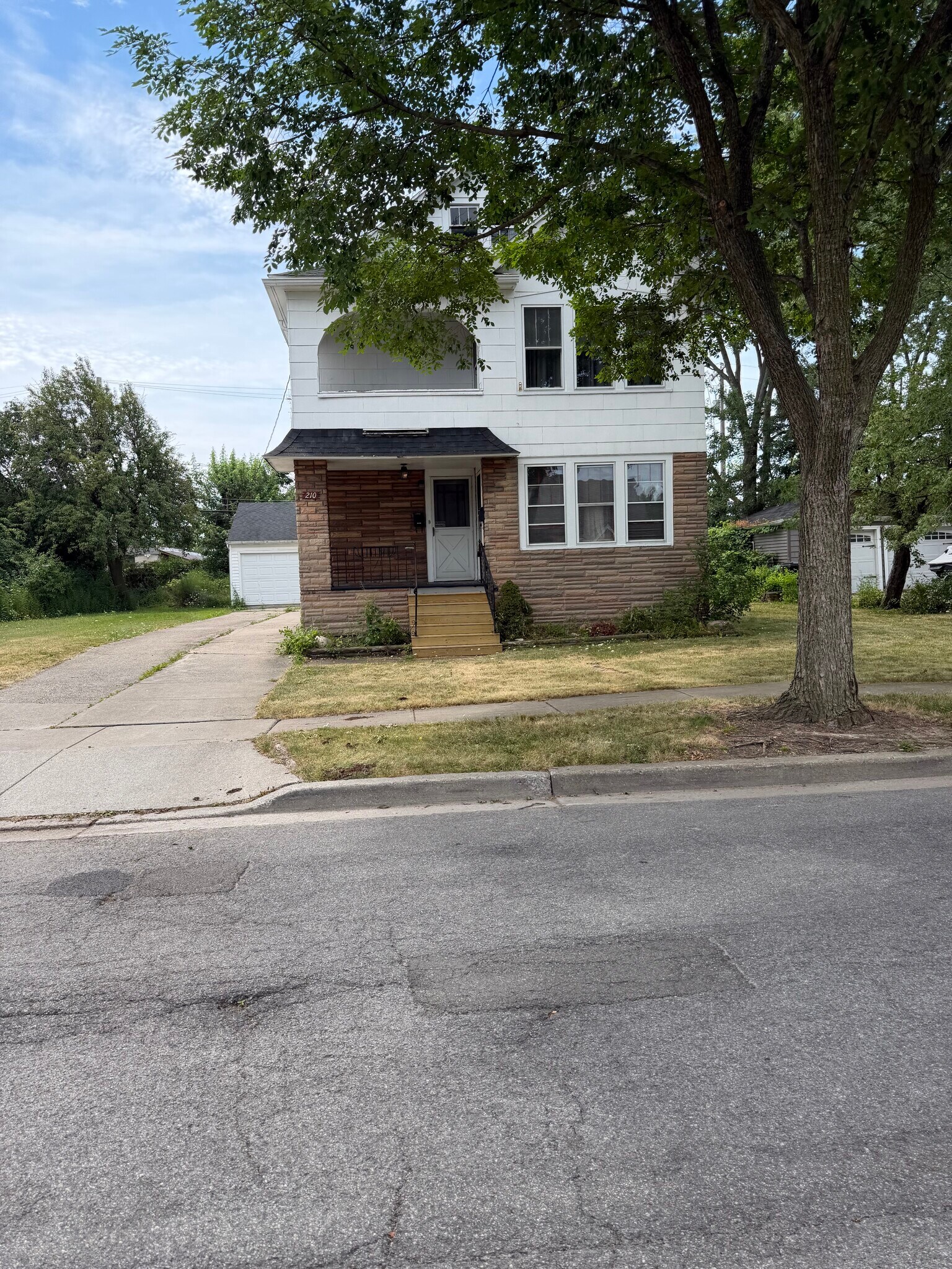 Building Photo - 210 W Hazeltine Ave