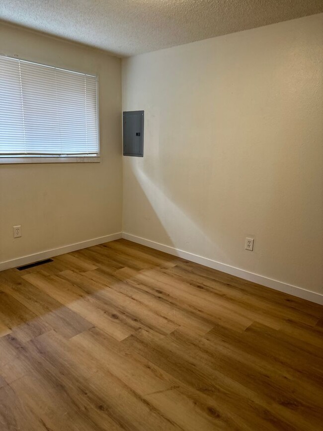 Building Photo - PET FRIENDLY spacious 2bdr