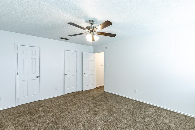 Building Photo - 2 Bedroom House w Large yard
