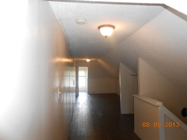 Building Photo - 166-168-168 E 11th Ave