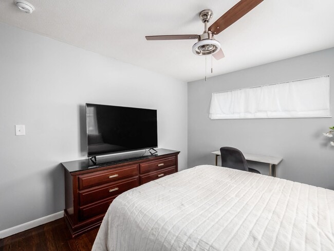 Building Photo - 2545 Vanderberg Ave