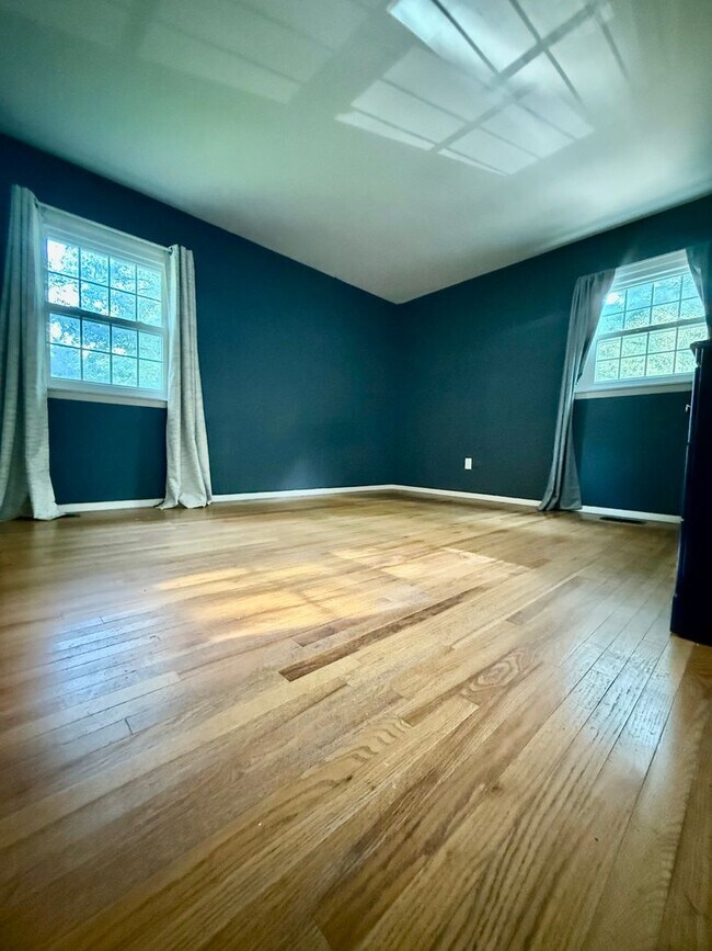 Building Photo - 4 BEDROOM AVAILABLE NOW!! MONTHLY RENT IS ...