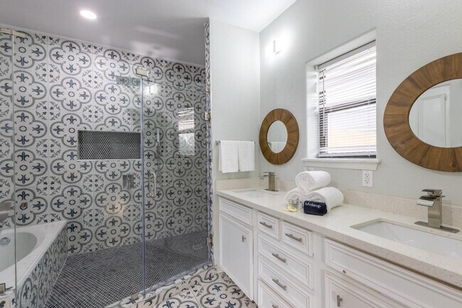 Building Photo - 13321 Lake Breeze Ln