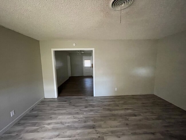 Building Photo - 3 bedroom, 2 bath