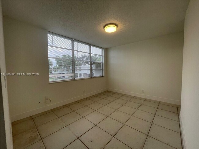 Building Photo - 9441 Live Oak Pl