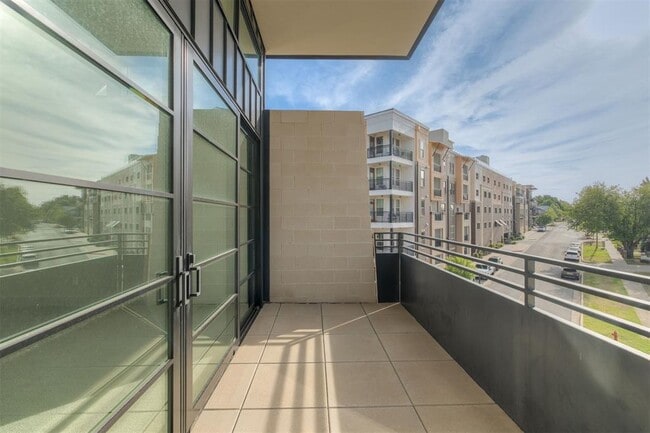 Building Photo - 1303 N Dewey Ave