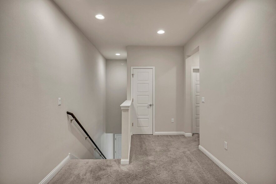 Building Photo - 13800 Lyndhurst St