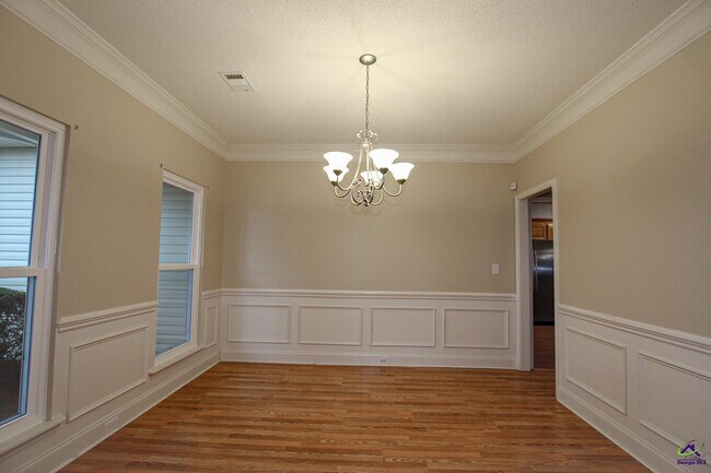 Building Photo - 221 Hummingbird Ln