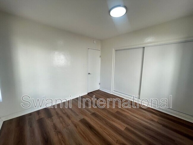 Building Photo - 622 1/2 E 97th