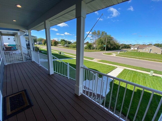 Building Photo - 4 bed, 3.5 Bath Single Family Home (Middle...