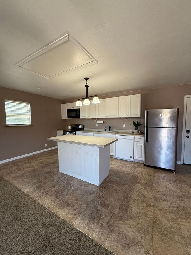 Building Photo - 2 bedroom home fully fenced on nearly an a...