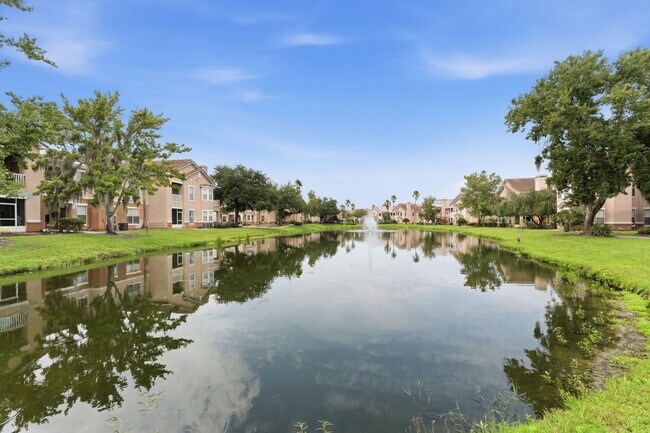 Building Photo - Absolutely Stunning 3 BR/2 BA/2 Car Garage Condo in gorgeous Gated New Tampa resort style community.