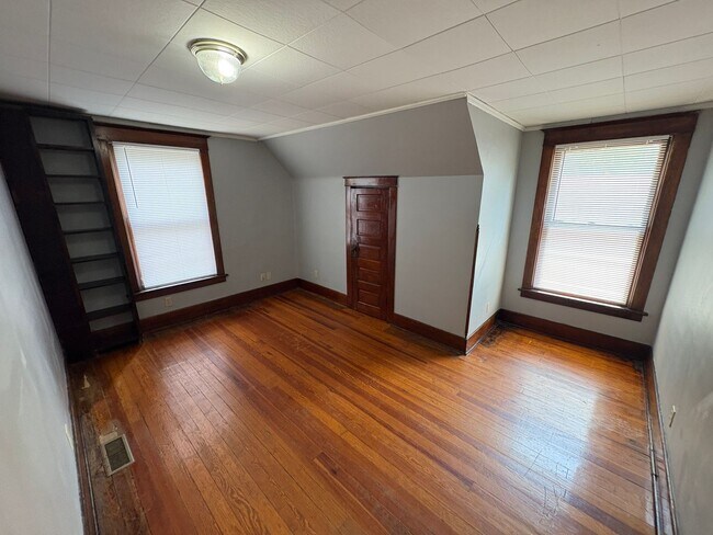 Building Photo - Charming 3-Bed Home with Spacious Layout &...
