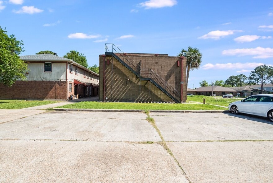 Building Photo - 10821 Roger Dr