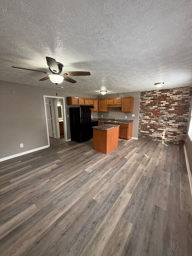 Building Photo - Live in Comfort at Evergreen Apartments in Knoxville!