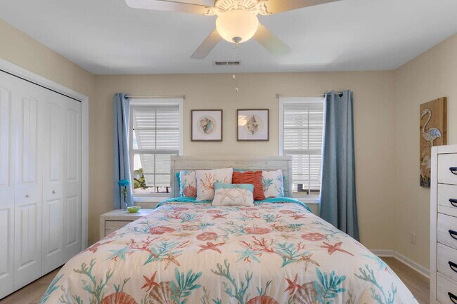 Building Photo - Coastal Comfort Awaits: Spacious 3-Bed, 3-Bath Townhouse in Surf City!