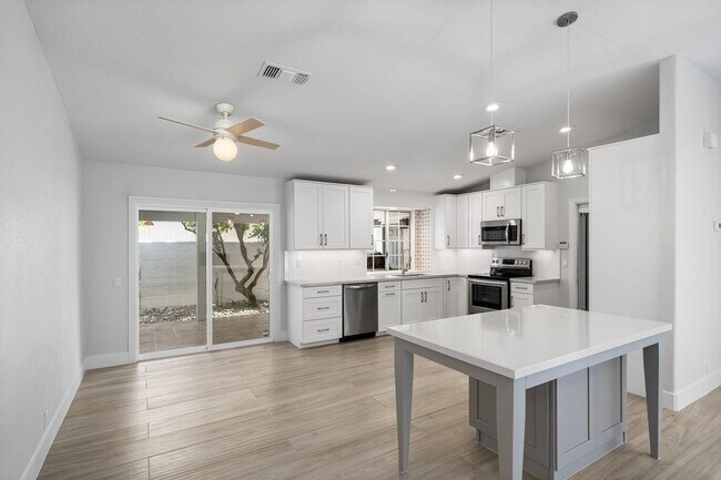 Building Photo - 54140 Avenida Mendoza