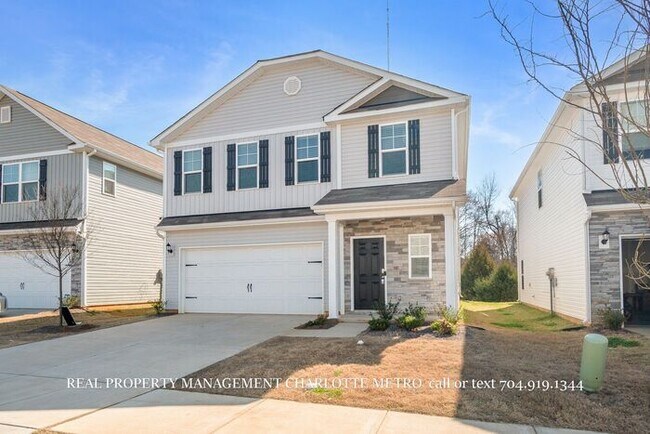 Building Photo - Stunning 4-bedroom, 2.5-bathroom home located in the vibrant city of Charlotte, NC.