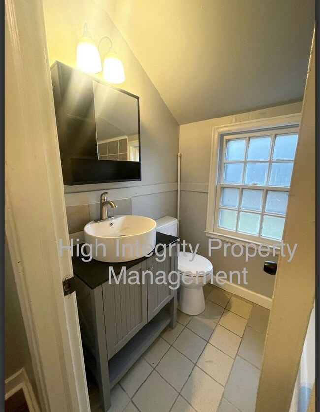 Building Photo - 822 Adams St