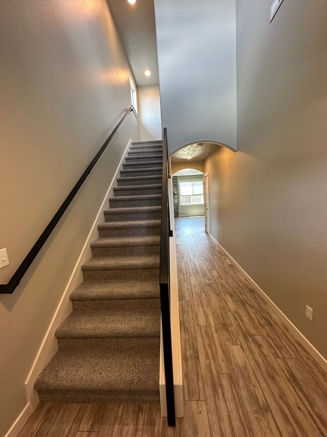 Building Photo - Charming and Modern Redmond Home: Pet-Friendly, Two-Car Garage, and More!