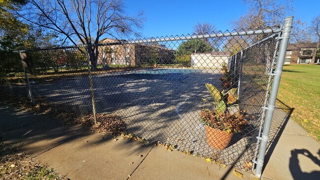 Building Photo - "Chic Urban Living: Cozy 1-Bedroom Condo in Prime Minneapolis Location!"