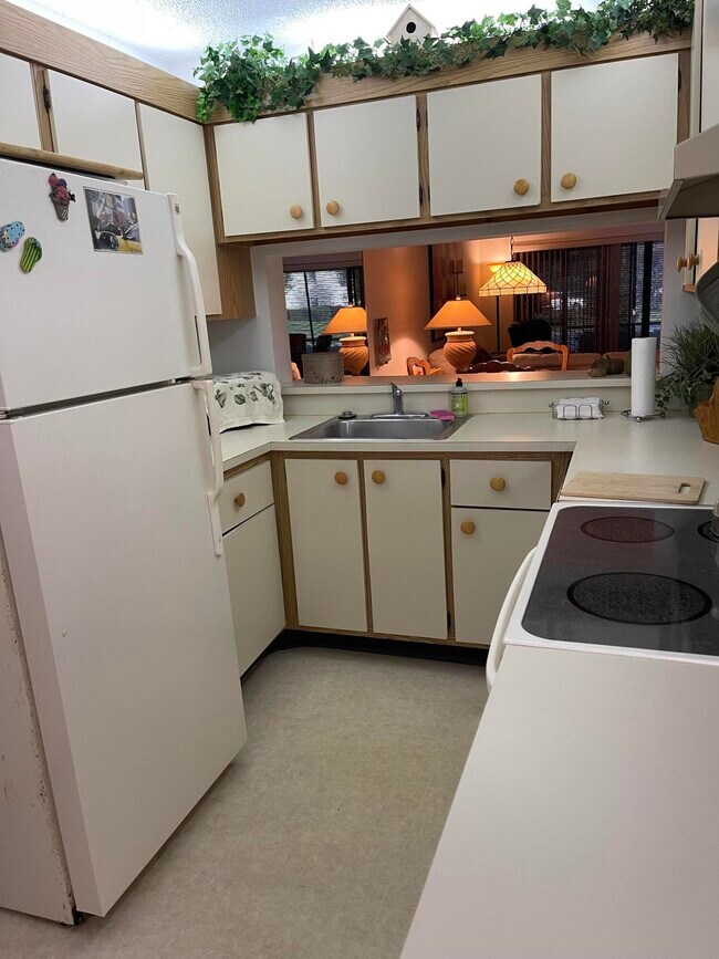 Building Photo - 1401 Pinecrest Cir