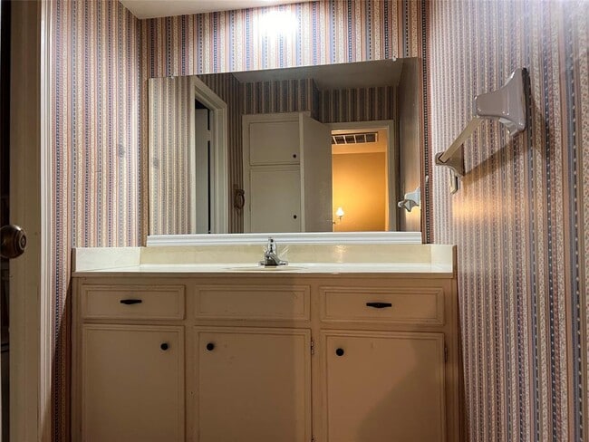 Building Photo - 8210 Hollyleaf Dr
