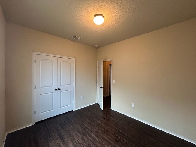 Building Photo - 3/2/2  in Creekside Crossing / Fenced in Yard / Wings to Hide Trash Cans / Interior Washer & Drye...