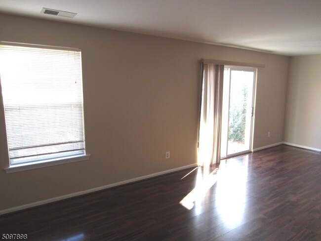 Building Photo - 164 Vista Dr