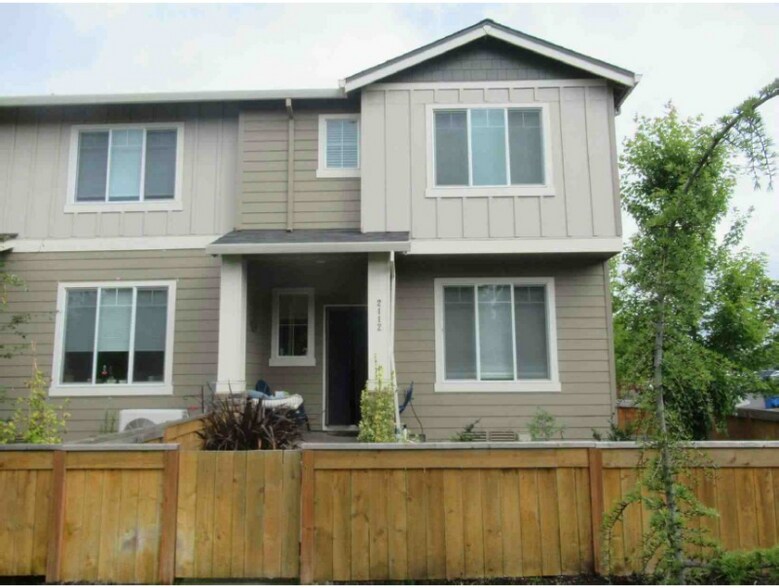 Building Photo - 2112 NE 4 Seasons Ln
