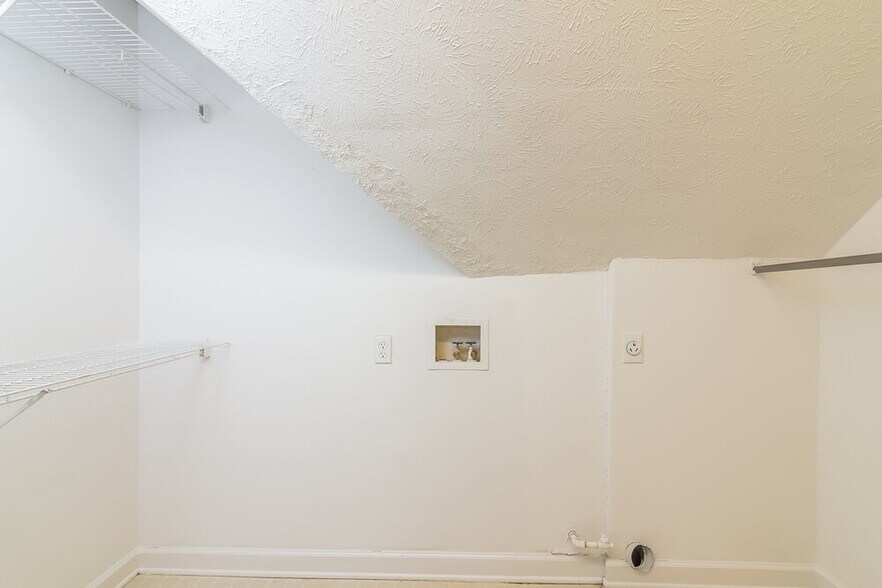 Building Photo - 1801 Devon Dr