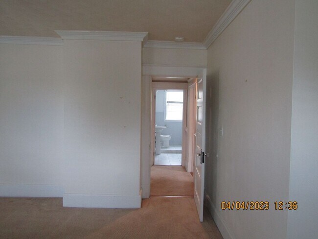 Building Photo - Colonial Place