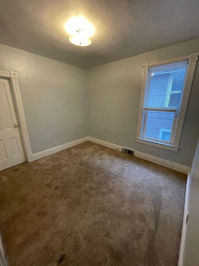 Building Photo - 1302 W 1st St