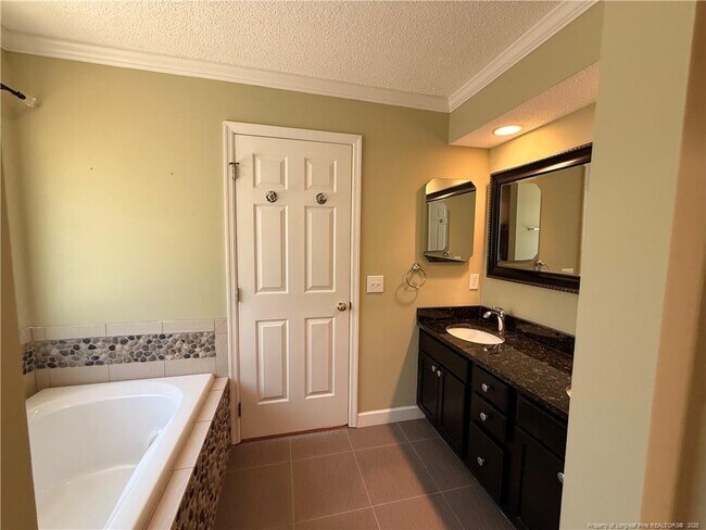 Building Photo - 995 Greenbriar Dr