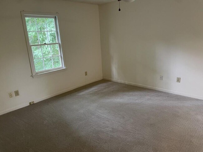 Building Photo - 2858 Livsey Dr