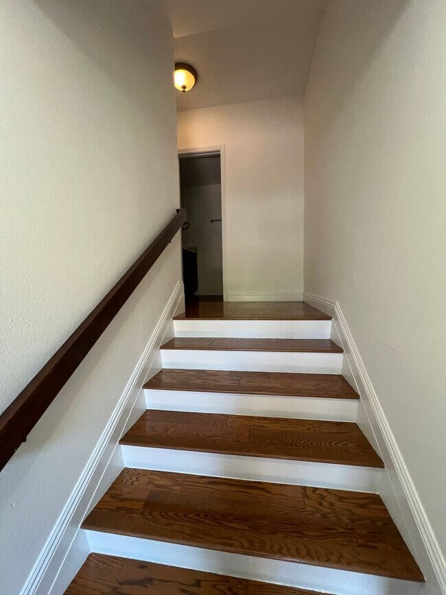 Building Photo - Tri-Level 2bed 2.5 bath Huntington  Beach Condo