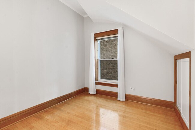 Building Photo - 2630 N Sacramento Ave