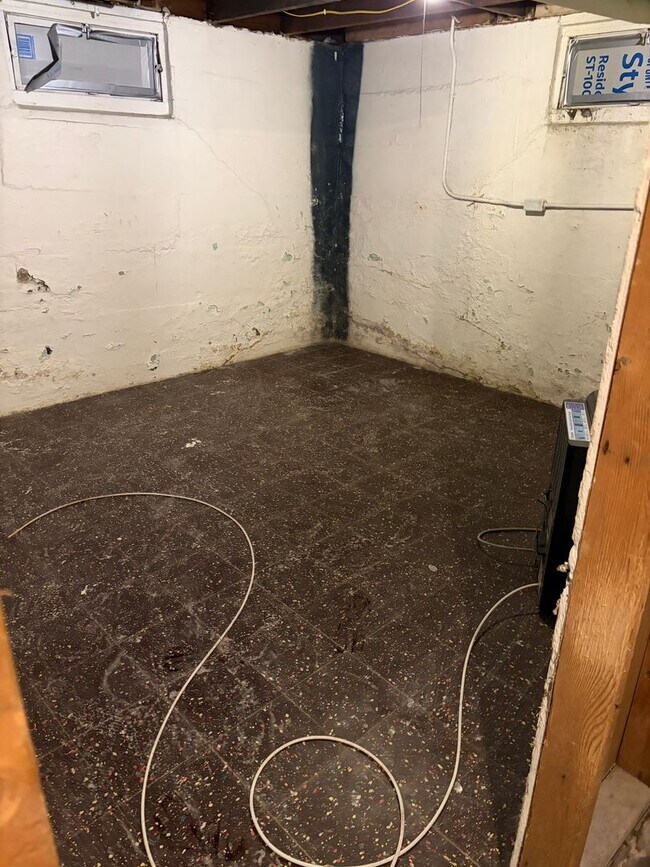 Building Photo - Charming 2-Bedroom, 1.5-Bath with Garage & Fenced Yard